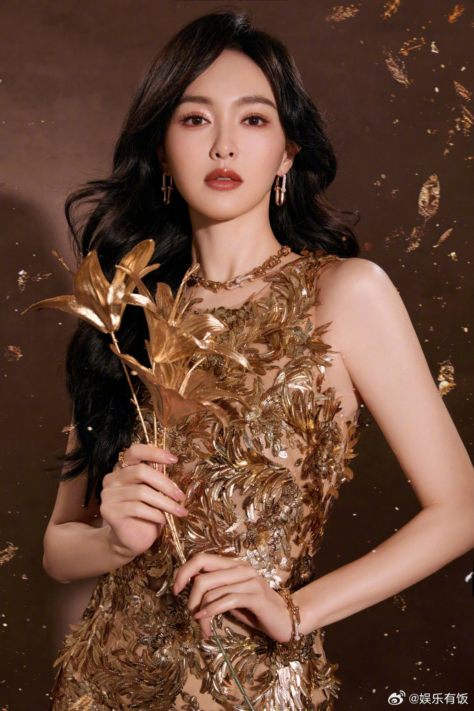 唐嫣亮相米兰时装周展东方韵味