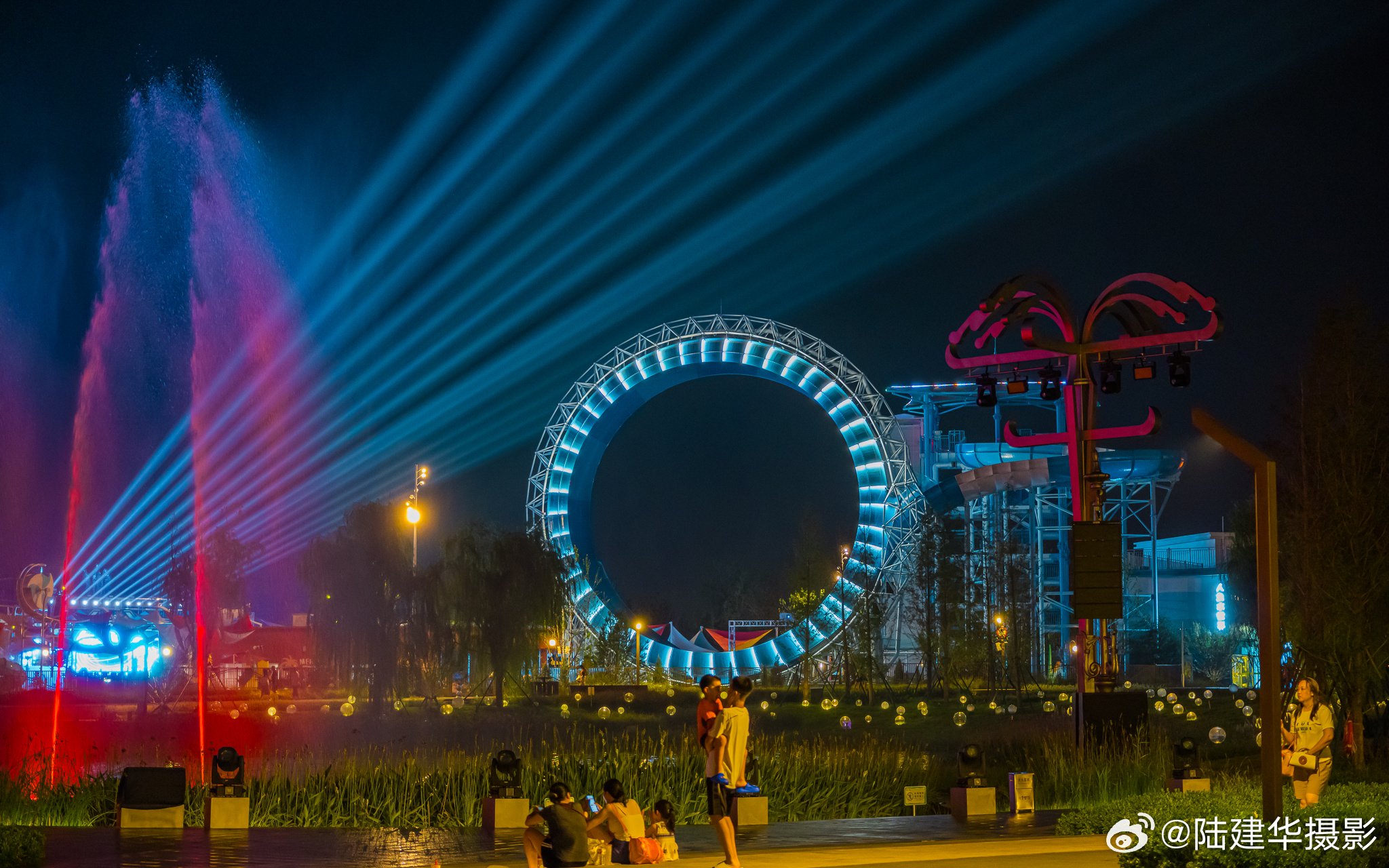 青岛东方伊甸园灯光秀呈现星际穿越魔幻感