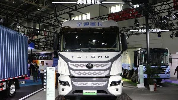 610马力+高效电机 实拍宇通6x4充电牵引车 | 卡车之友网
