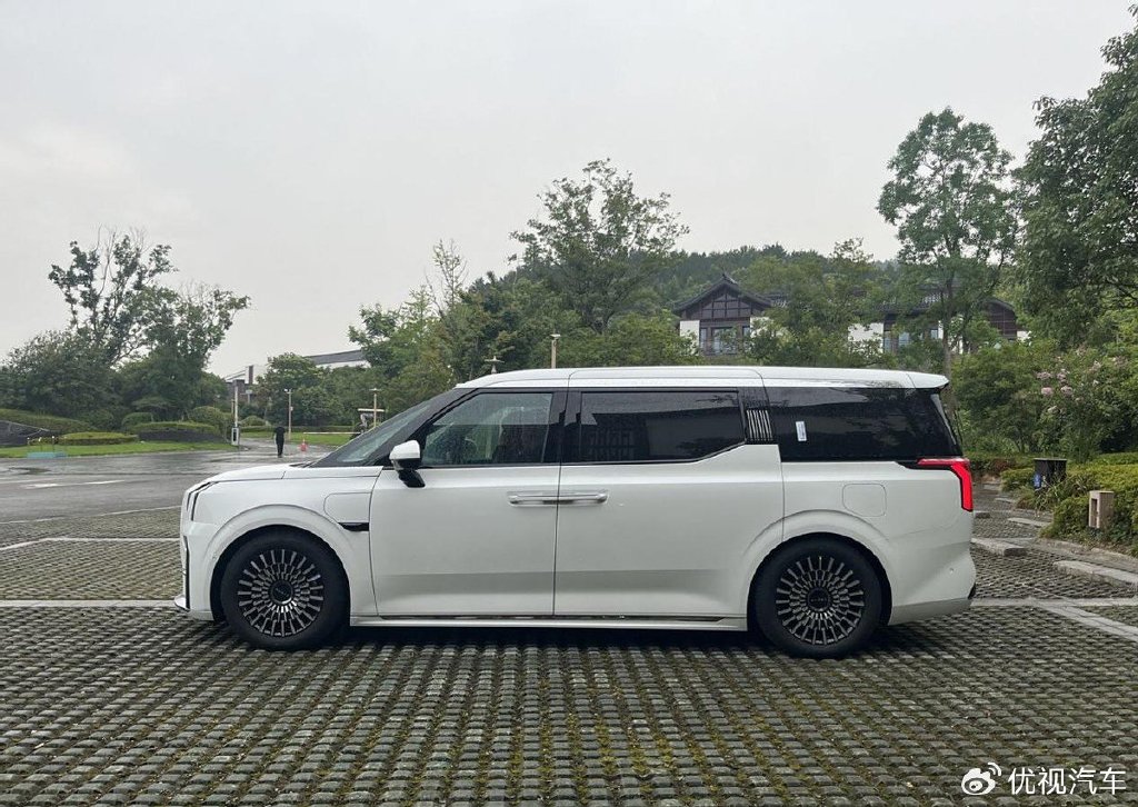 别着急买现款,新款极氪009官图发布,将于7月19日上市-极氪001争议