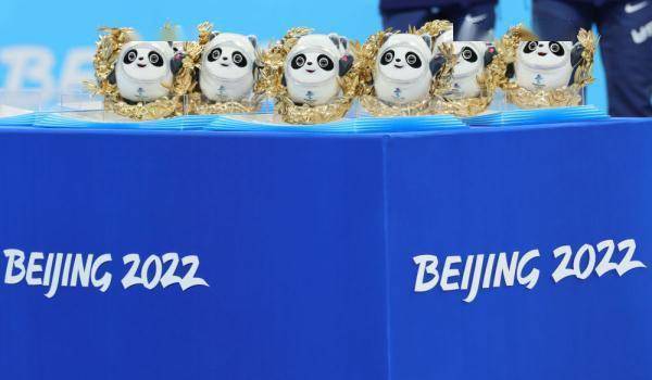 北京冬奥会丨又一大波金色冰墩墩来袭 花滑团体赛举行颁发礼品仪式休闲区蓝鸢梦想 - Www.slyday.coM 北京冬奥会丨又一大波金色冰墩墩来袭 花滑团体赛举行颁发礼品仪式休闲区蓝鸢梦想 - Www.slyday.coM