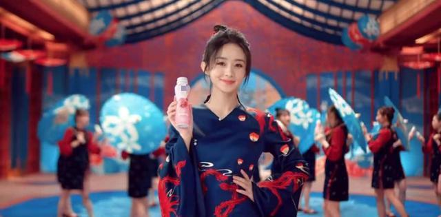 赵丽颖哪有土气感新广告穿国风连衣裙撑红伞美成初恋笑容超甜