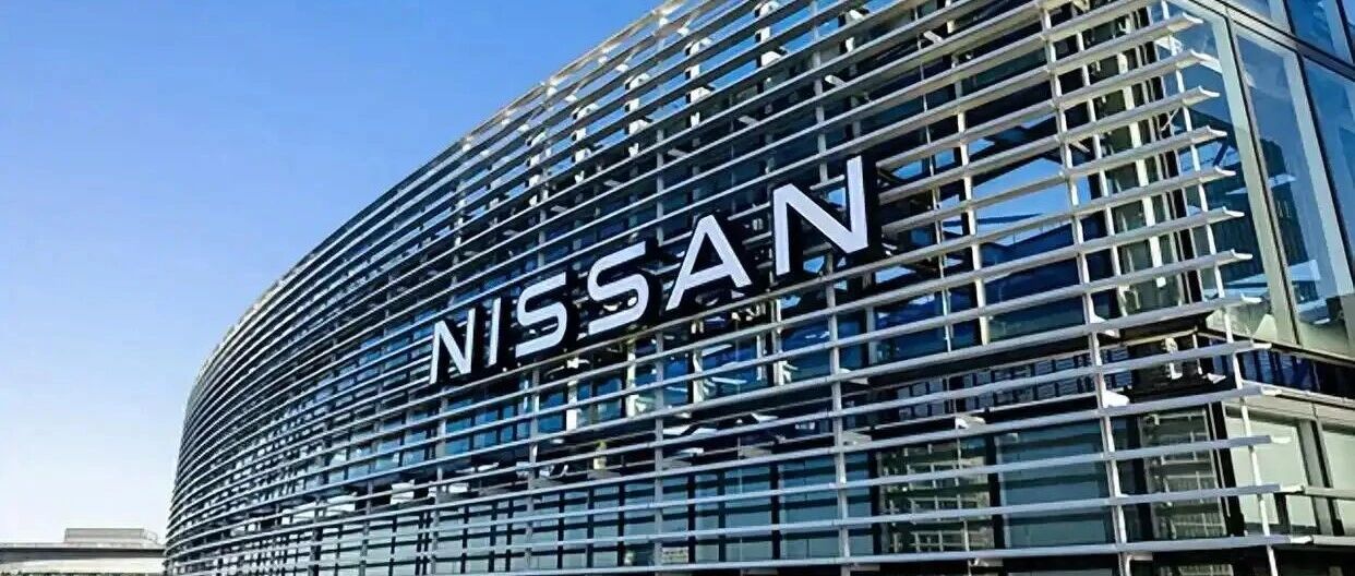 巨头没落：亏2000亿裁2万人，连总部都要卖