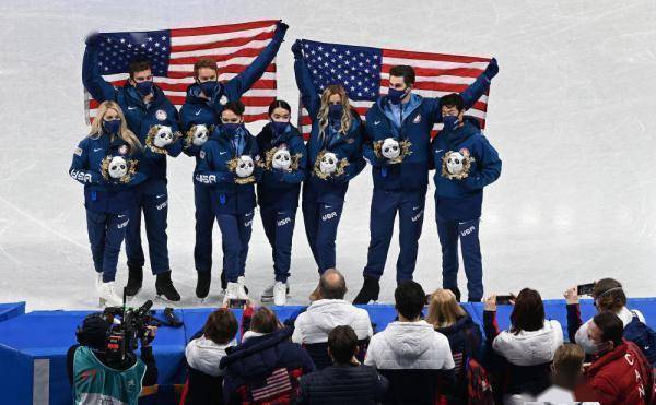 北京冬奥会丨又一大波金色冰墩墩来袭 花滑团体赛举行颁发礼品仪式休闲区蓝鸢梦想 - Www.slyday.coM 北京冬奥会丨又一大波金色冰墩墩来袭 花滑团体赛举行颁发礼品仪式休闲区蓝鸢梦想 - Www.slyday.coM