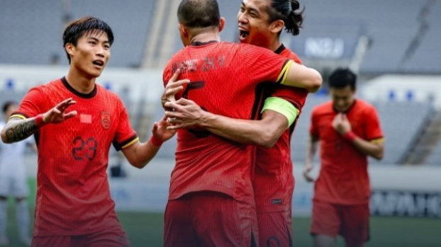 【东亚杯战报】国足1-0中国香港避免垫底，黄政宇国足首球