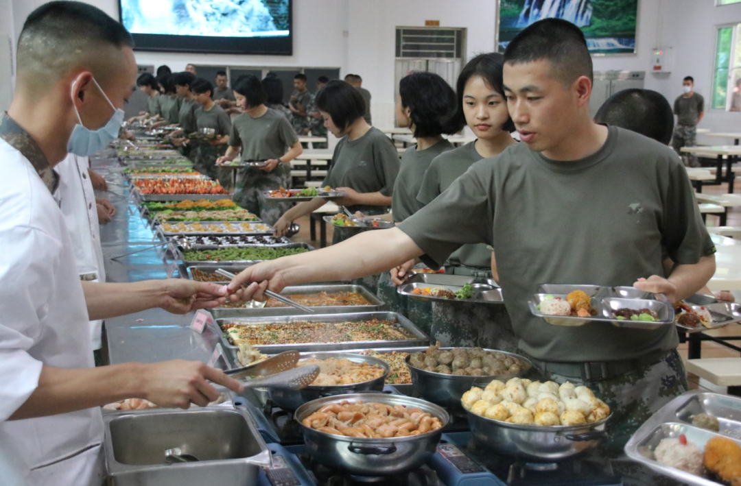 排美食哨位妹给大家介绍一下这是第74集团军某旅远火营的"军营美食节