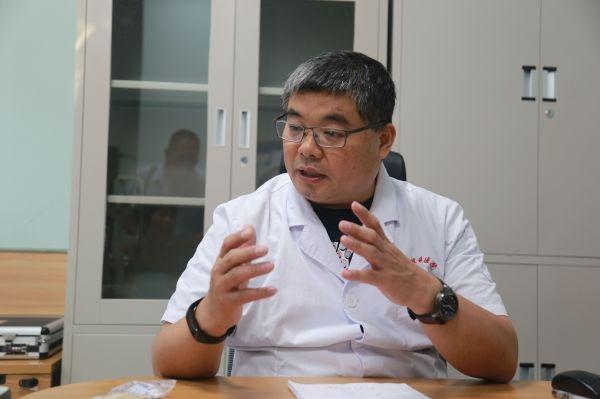 84岁老人眼睛莫名肿到鸡蛋大，流泪半年元凶竟是泪囊炎