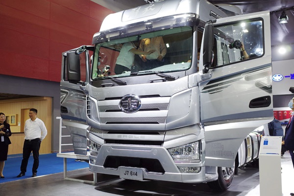 一汽解放新J6L&“超低排放”柴油机技术亮相广州|卡车之友网