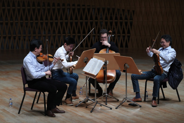 指挥缺席,他们如何完成演出?上海四重奏将领衔“2022上海新年音乐会”休闲区蓝鸢梦想 - Www.slyday.coM 指挥缺席,他们如何完成演出?上海四重奏将领衔“2022上海新年音乐会”休闲区蓝鸢梦想 - Www.slyday.coM