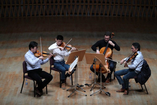 指挥缺席,他们如何完成演出?上海四重奏将领衔“2022上海新年音乐会”休闲区蓝鸢梦想 - Www.slyday.coM 指挥缺席,他们如何完成演出?上海四重奏将领衔“2022上海新年音乐会”休闲区蓝鸢梦想 - Www.slyday.coM