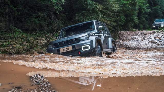 滑雪冠军跨界越野出难题 李妮娜发起全网“黑级雪道”越野挑战休闲区蓝鸢梦想 - Www.slyday.coM 滑雪冠军跨界越野出难题 李妮娜发起全网“黑级雪道”越野挑战休闲区蓝鸢梦想 - Www.slyday.coM