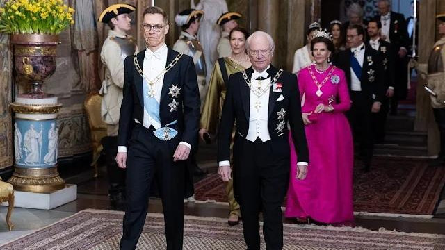 瑞典王室举行国宴！芬兰第一夫人穿香槟金太美，81岁王后穿芭比粉