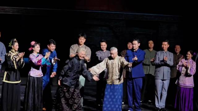 吴樾在话剧《大宅门》中的谢幕表演.