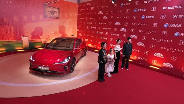 《好好说再见》剧组亮相第27届上海国际电影节“金爵奖”颁奖典礼红毯