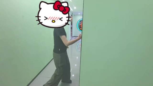 关于赢多少，牌友们有争议，此女直接冲到隔壁包厢求助，当事人指路