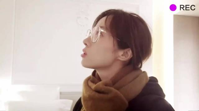 我在巴黎街头，遇见了一位邻家姐姐