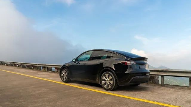 强烈建议普通人还是老老实实买一辆燃油车，最好不要碰新能源汽车