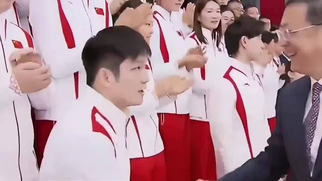 樊振东被上海表彰！与陈芋汐一起站在C位，跟领导握手并上台发言！（之前的）