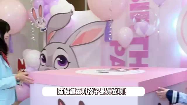 陆毅夫妇为小女儿庆生，钻箱子给女儿惊喜，14岁小叶子像极爸爸