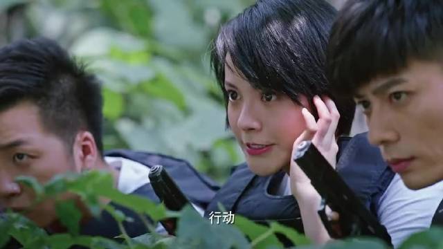 警察好不容易逮捕了毒枭份子，却在审讯时发生了意外！