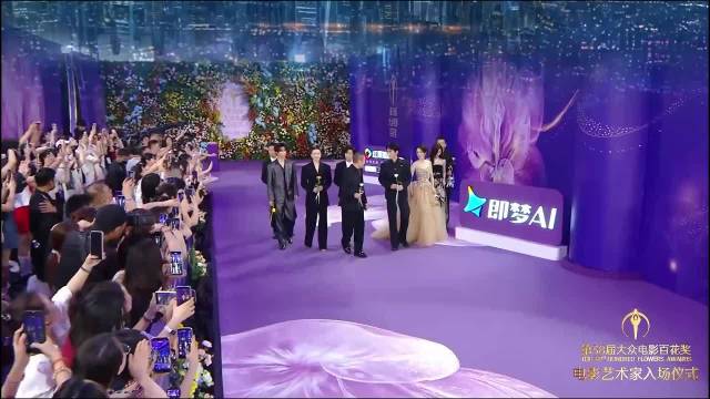 易烊千玺登百花红毯粉丝喊破音，他害羞到直挠耳朵，不好意思了