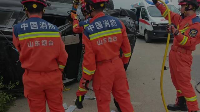 果然视频|SUV因交通事故侧翻路边，消防员破拆救出被困者