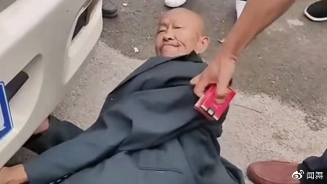 老人强讨喜钱躺婚车前被众人抬走，引发网友热议，结局大快人心