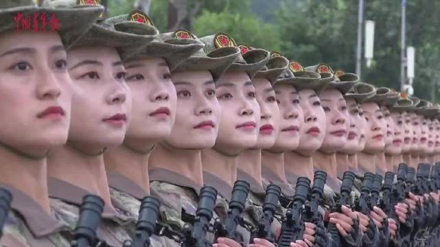 阅兵场上的“花木兰”