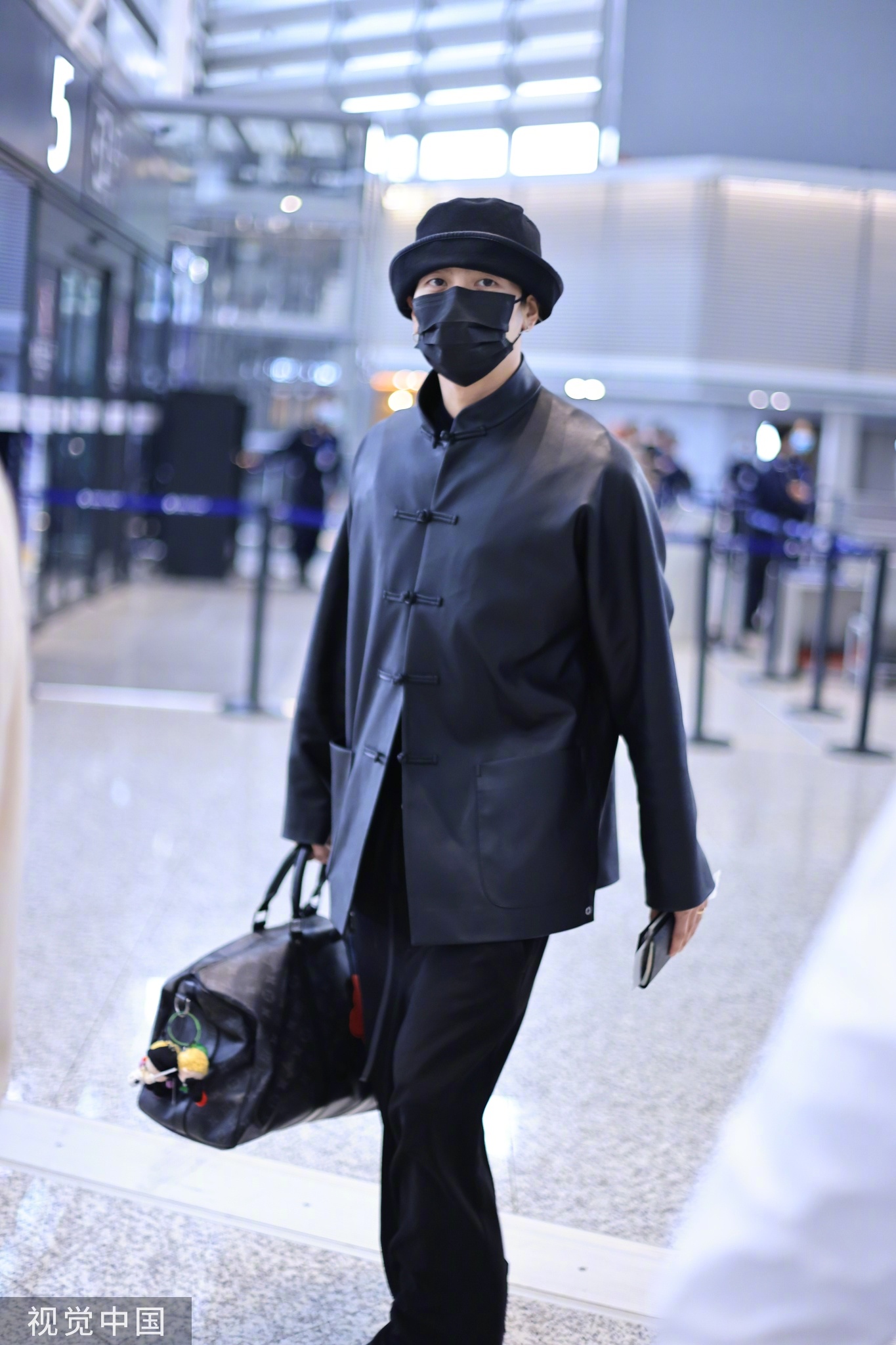 今日现身上海虹桥机场生图，一身纯黑新中式皮衣造型酷飒有型…