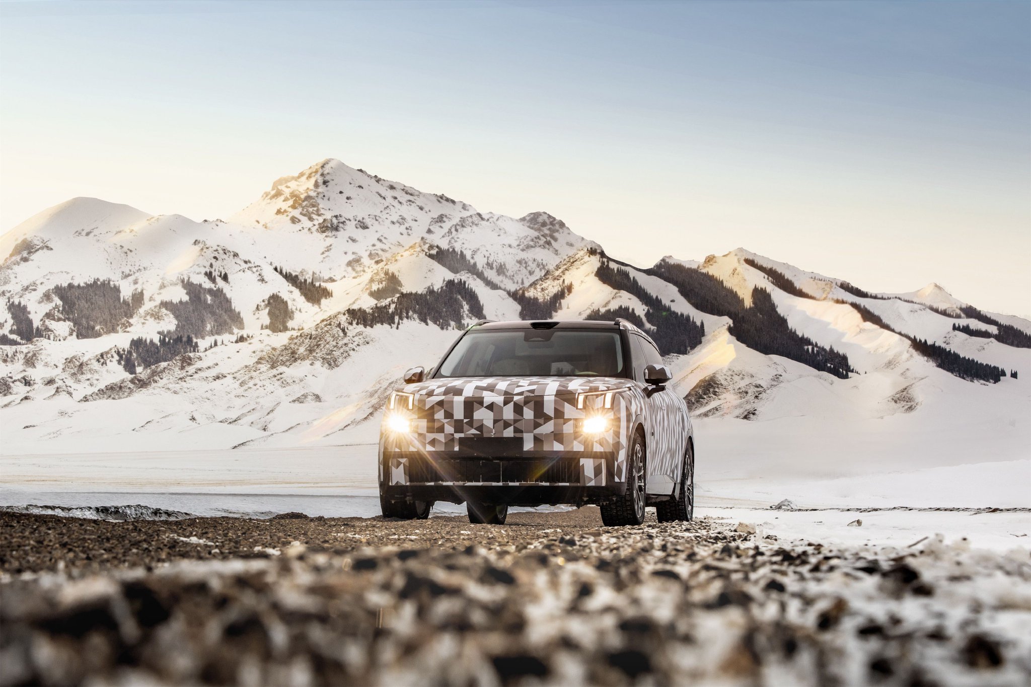 领克首款大型插混SUV，2025年年初亮相，拍了实车，不能说太多…