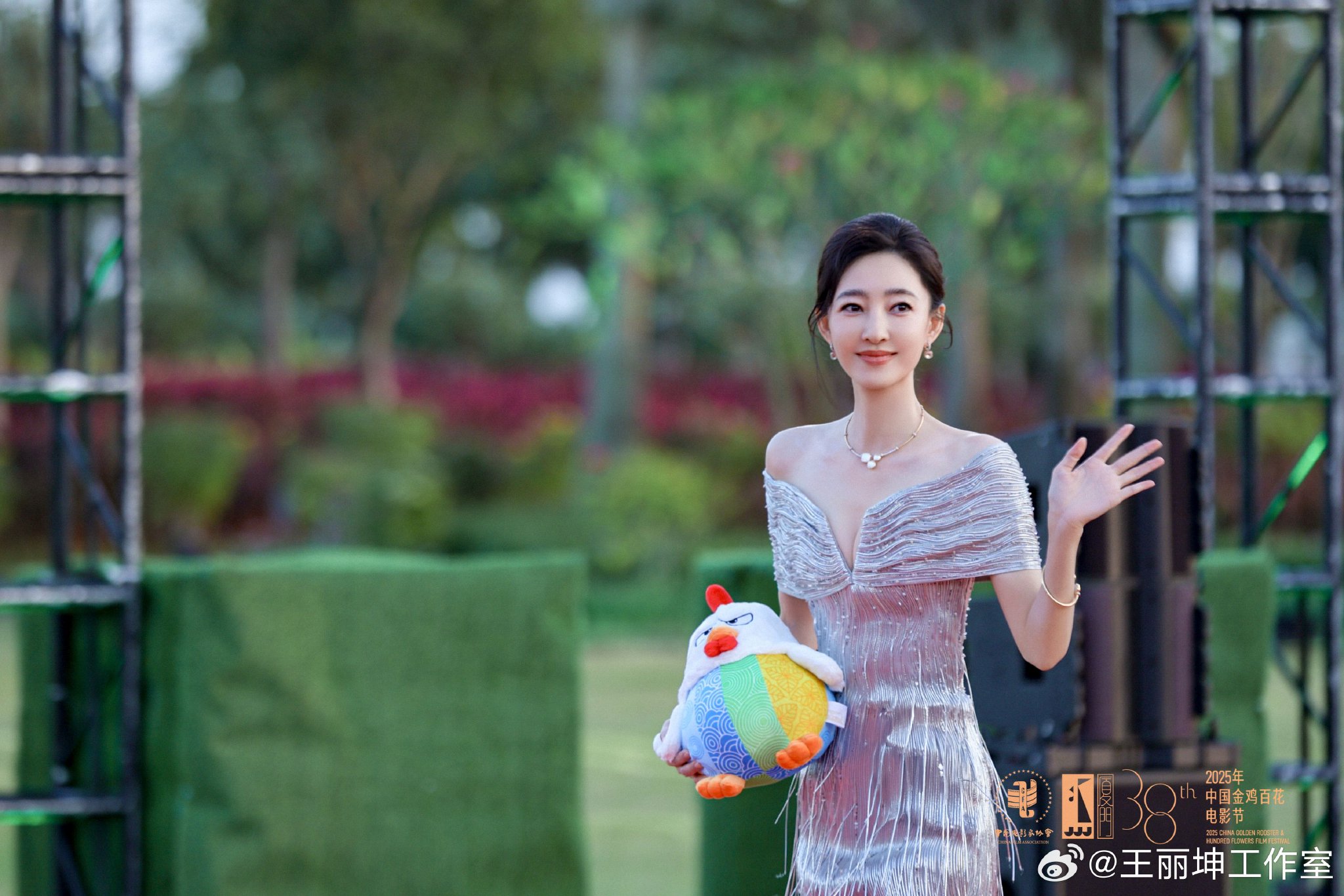 演员@王丽坤 受邀出席流光溢彩，共赴电影人的盛会！