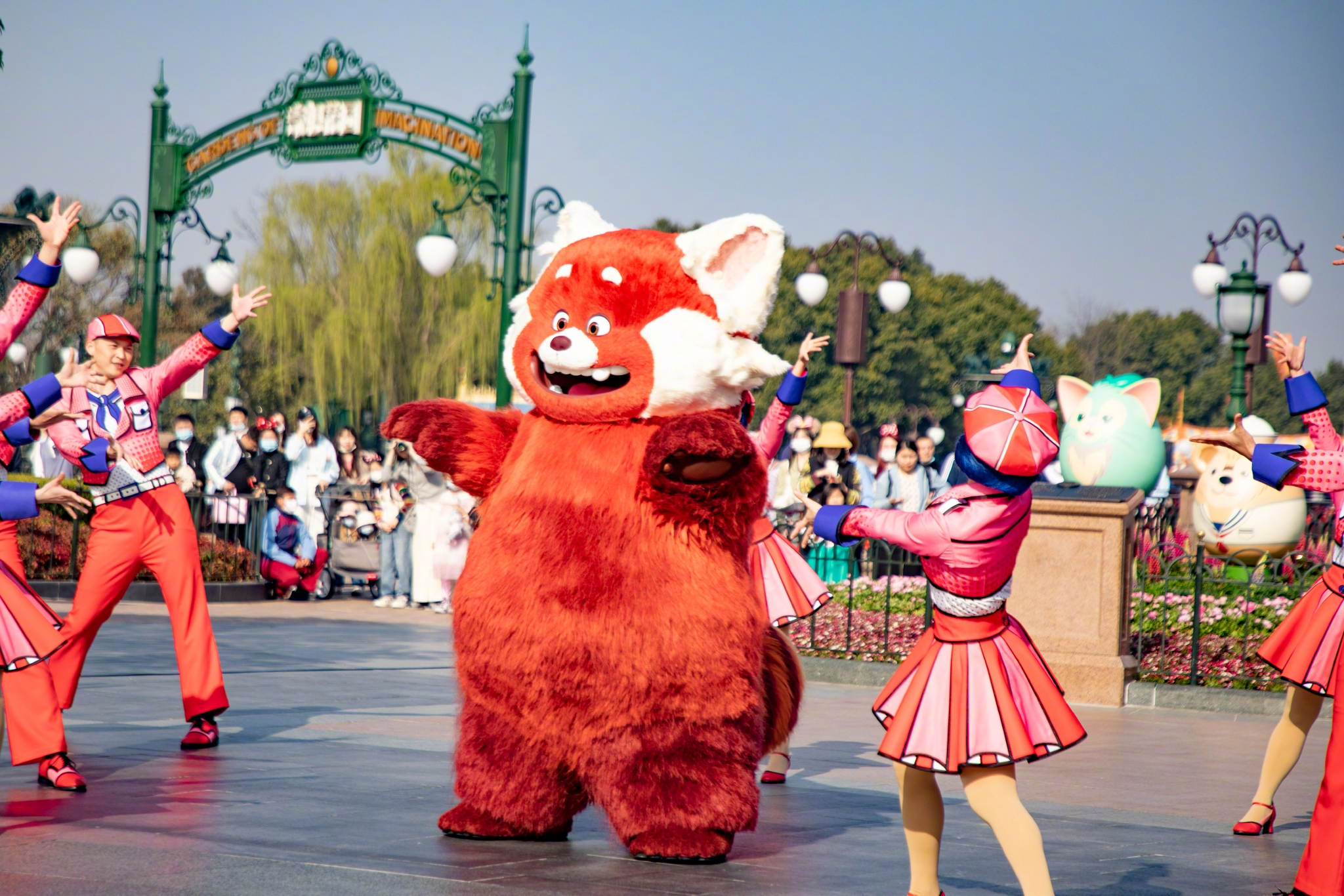 全球首秀！小熊猫美美在上海迪士尼乐园首度登场！