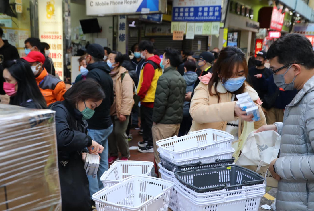 下午在深水埗有市民在商店外排队抢购快速测试剂