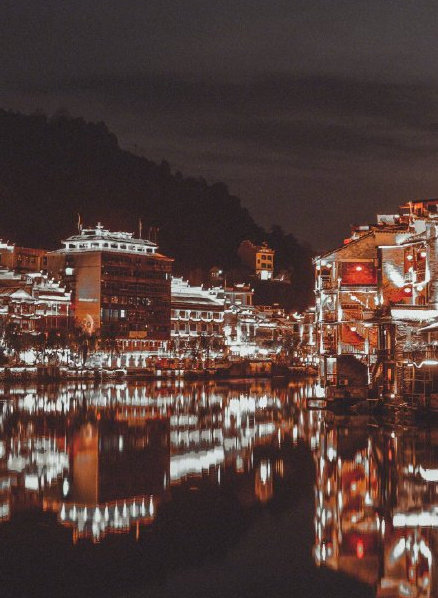 贵州镇远古镇随着夜色深沉在艳丽多彩的灯光中