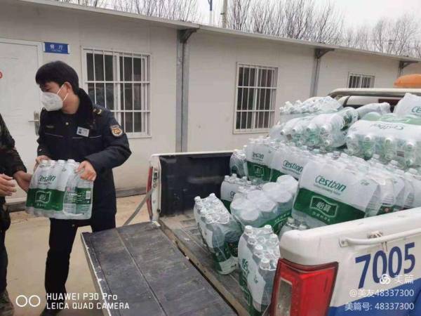 百余位货车司机因疫情滞留西安 国际港务区提供一日三餐和生活物资休闲区蓝鸢梦想 - Www.slyday.coM 百余位货车司机因疫情滞留西安 国际港务区提供一日三餐和生活物资休闲区蓝鸢梦想 - Www.slyday.coM