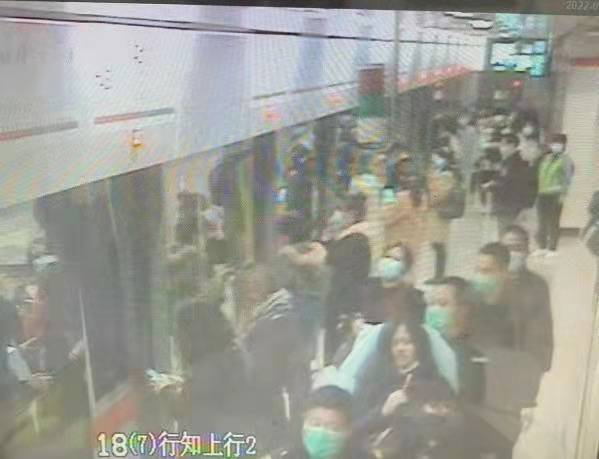 地铁乘客突感不适,车站紧急开展“教科书式”救助休闲区蓝鸢梦想 - Www.slyday.coM 地铁乘客突感不适,车站紧急开展“教科书式”救助休闲区蓝鸢梦想 - Www.slyday.coM