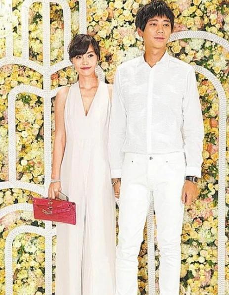 49岁苏见信与美女夜店亲密嗨玩，年初才与相恋17年女友分手