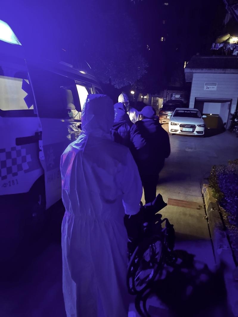 小区封控,医院接连闭环,居民做血透不能耽误…上海社区一天两夜“生命接力”休闲区蓝鸢梦想 - Www.slyday.coM 小区封控,医院接连闭环,居民做血透不能耽误…上海社区一天两夜“生命接力”休闲区蓝鸢梦想 - Www.slyday.coM