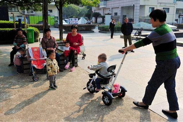 奶奶姥姥带娃，孩子同样优秀，盘点老人育儿中给宝宝启蒙的好办法