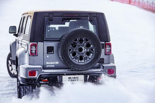 滑雪冠军跨界越野出难题 李妮娜发起全网“黑级雪道”越野挑战休闲区蓝鸢梦想 - Www.slyday.coM 滑雪冠军跨界越野出难题 李妮娜发起全网“黑级雪道”越野挑战休闲区蓝鸢梦想 - Www.slyday.coM