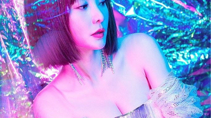 柳岩身穿白色幻彩流苏鱼尾裙，搭配短发造型格外减龄。