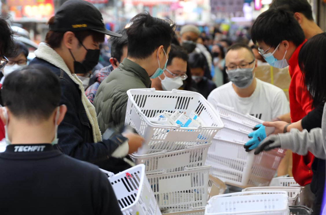 下午在深水埗有市民在商店外排队抢购快速测试剂