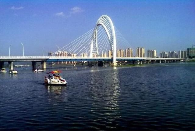 锦州"云飞大桥":小凌河上跨径最大,最宽的桥梁,到了夜晚很美