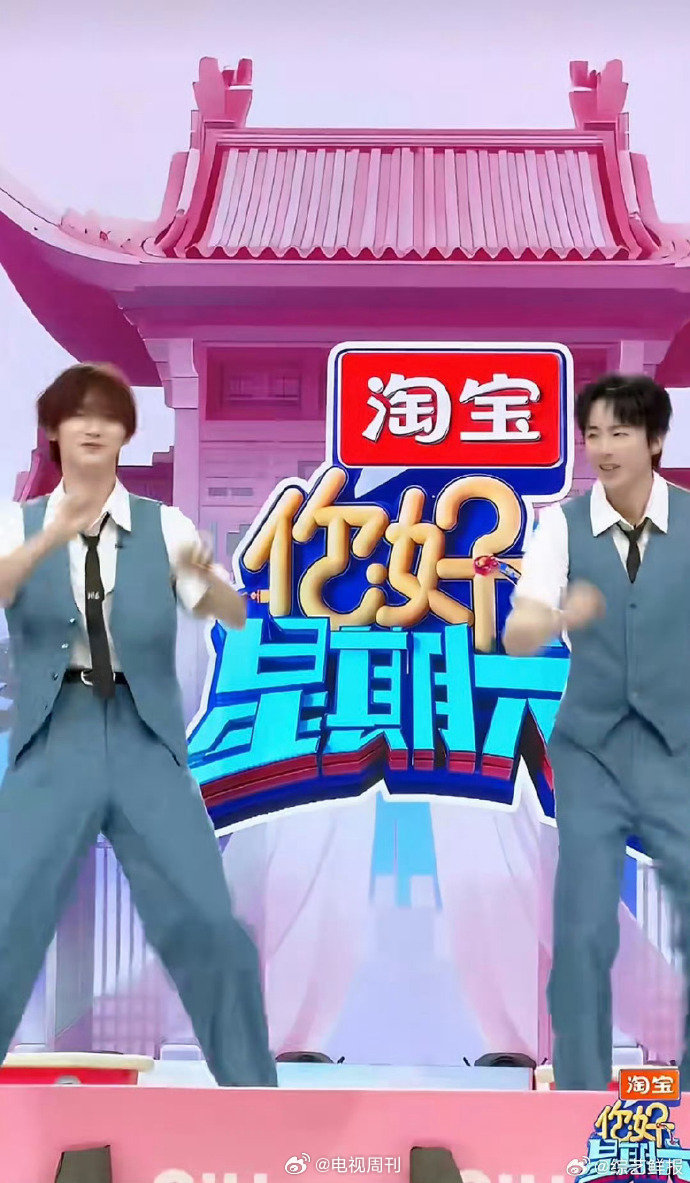 刘宇宁丁程鑫双人摩托摇舞台默契十足