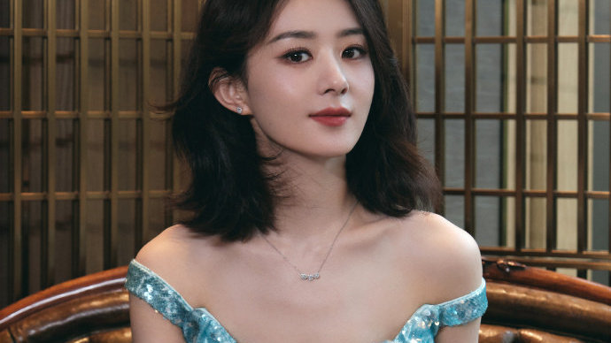 赵丽颖穿人鱼公主蓝色亮片裙，身材曲线玲珑有致。