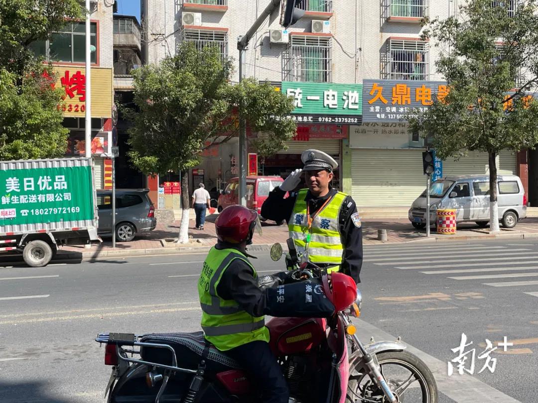 投票点赞!致敬2021年河源十大“最美基层民警”休闲区蓝鸢梦想 - Www.slyday.coM 投票点赞!致敬2021年河源十大“最美基层民警”休闲区蓝鸢梦想 - Www.slyday.coM