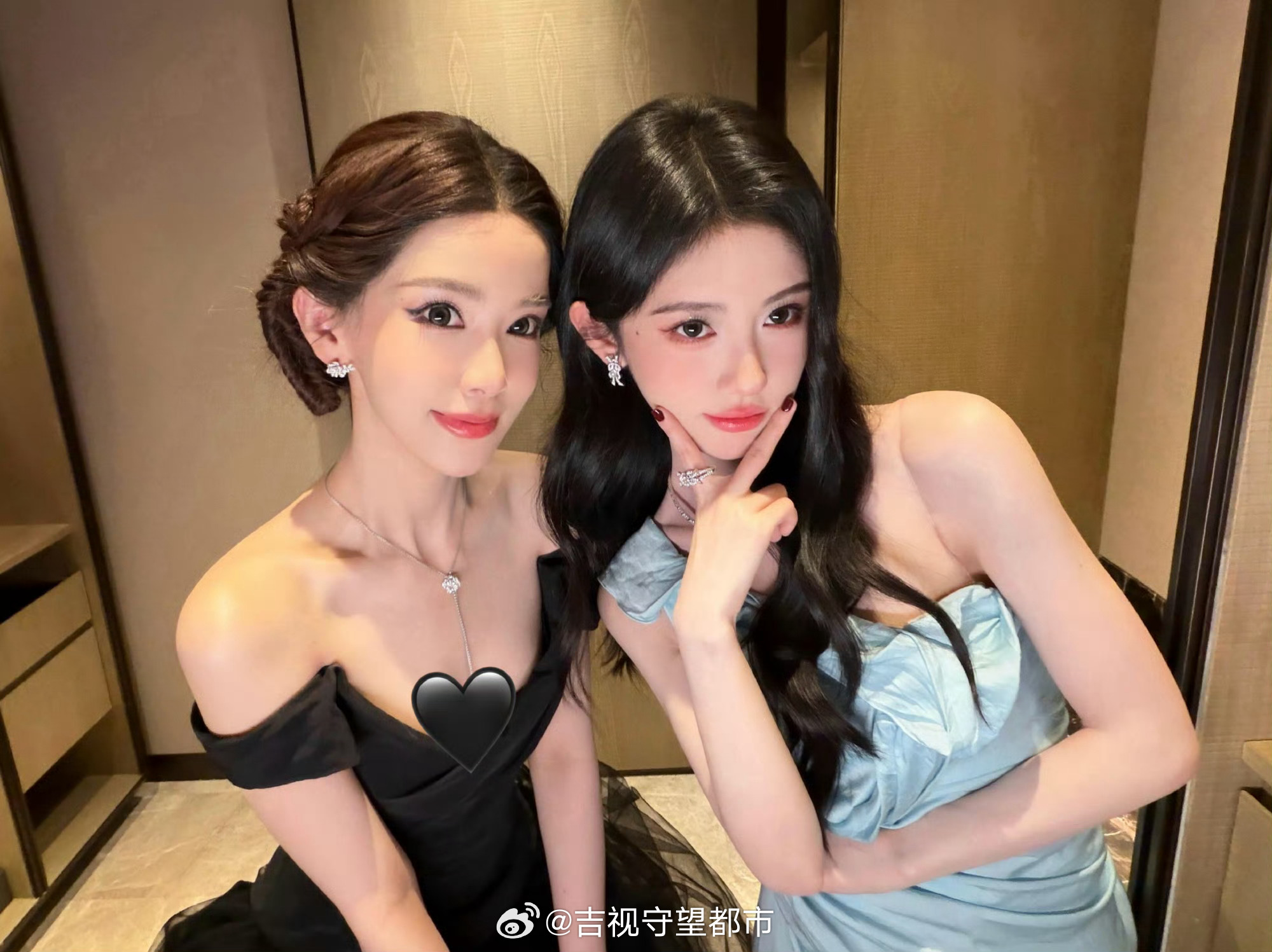 鞠婧祎和迅猛龙合照啦 （你会很演鸭）