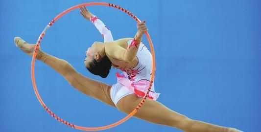 她是 一字马女神 成力学物理题 令高中生头痛 体操 一字马 物理题 新浪新闻