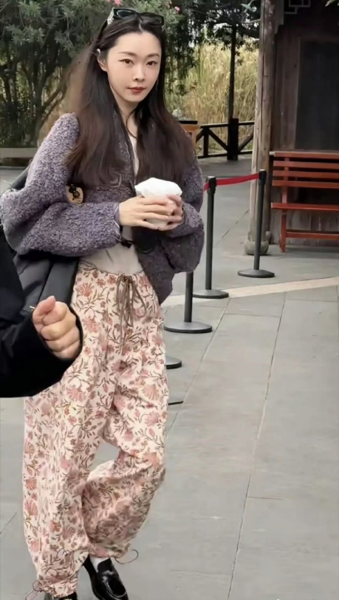 宋轶穿着大花裤子黑皮鞋一点不显得突兀，气质这一块拿捏的死死的
