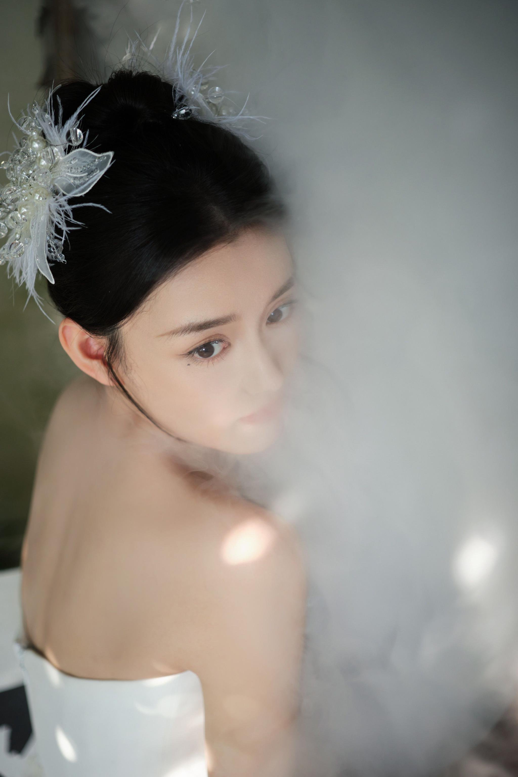 蒋依依，婚纱少女